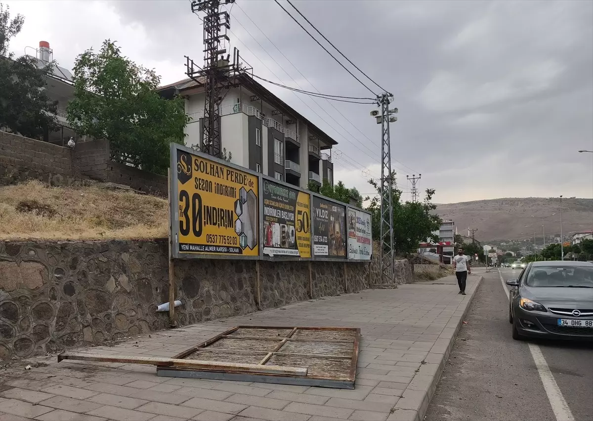 bingolde-siddetli-ruzgar-reklam-panosunu-devrildi-bir-kisi-yaralandi-u3xC434p.jpg