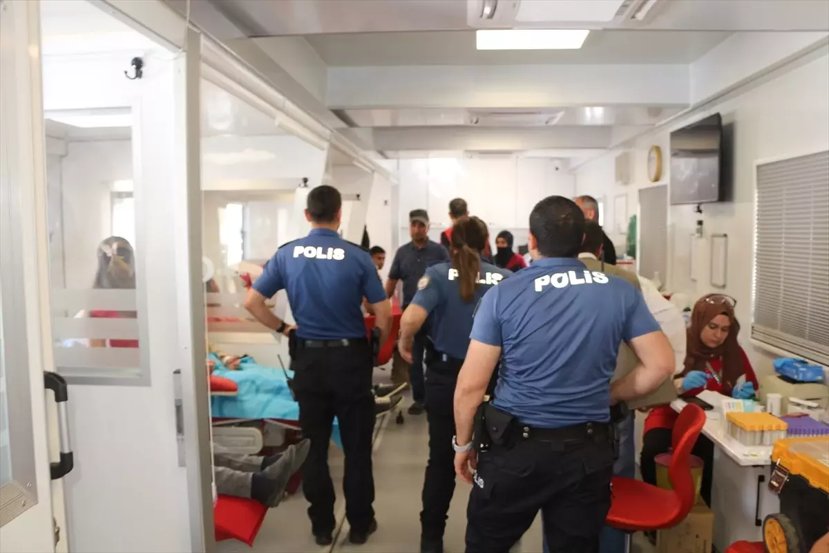 karliovada-kizilaya-kan-bagisi-kampanyasi-duzenlendi-ppUxC25N.jpg