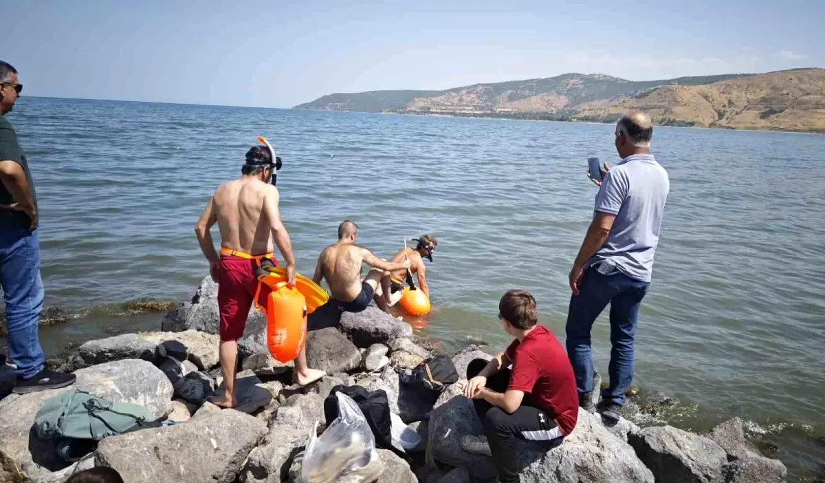 tatvanda-3-yuzucu-zafer-bayraminda-van-golunde-6-kilometer-kulac-atti-JrueEU3D.jpg