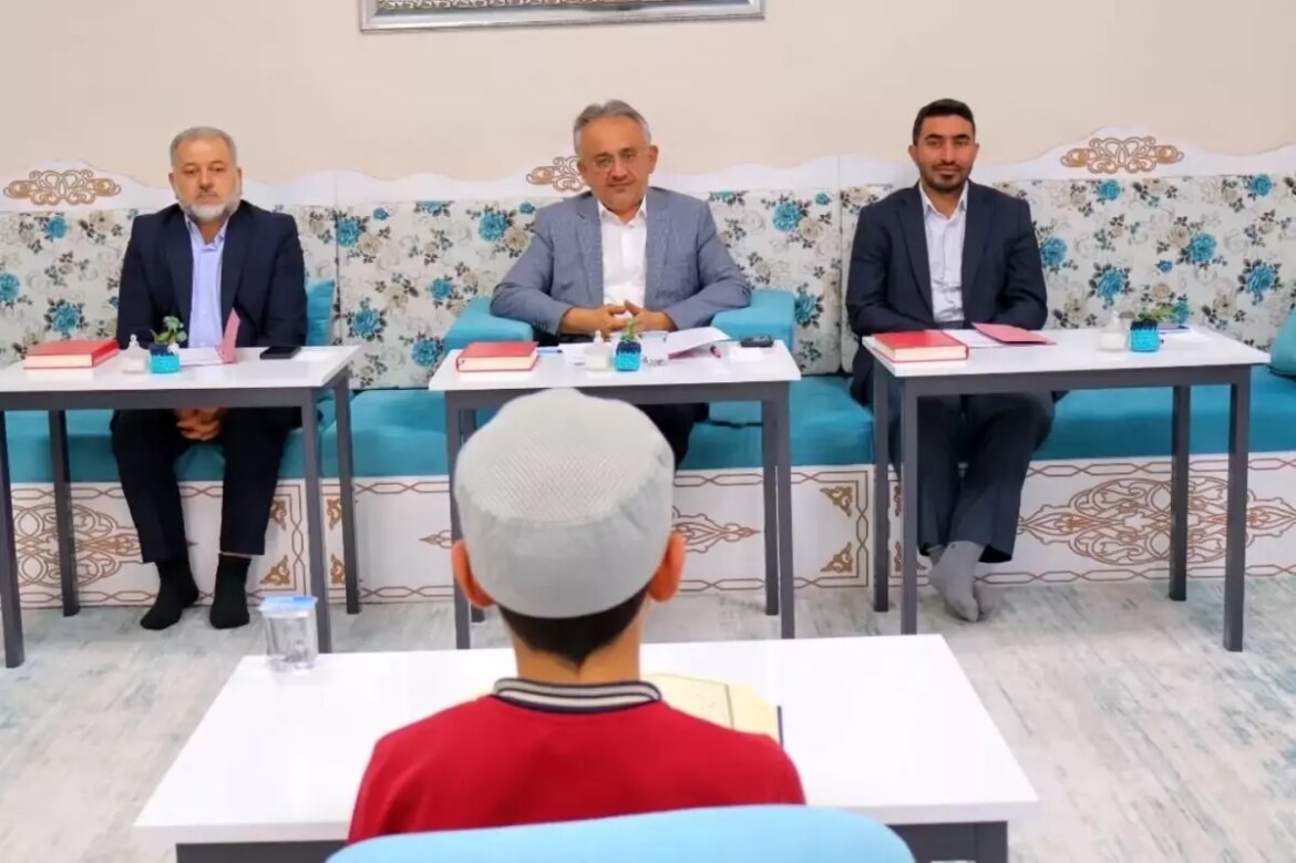 bayburtta-kuran-kurslari-ortasinda-hafizlik-ve-hos-okuma-yarisi-yapildi-xGt34qEh.jpg