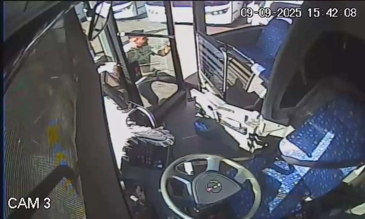 bingolde-park-halindeki-otobuse-carpan-halk-otobusu-kamerada-IbnL52BU.jpg